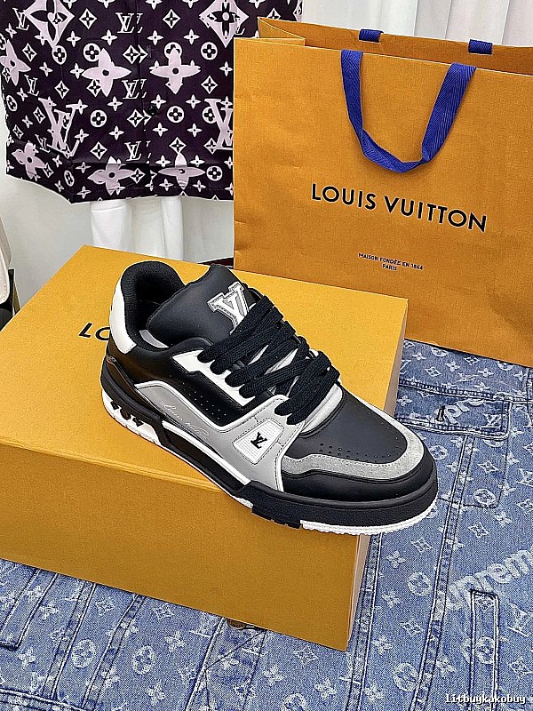Louis Vuitton Black Low-top Sneaker with Black White Low-top for Photo Ready Styling